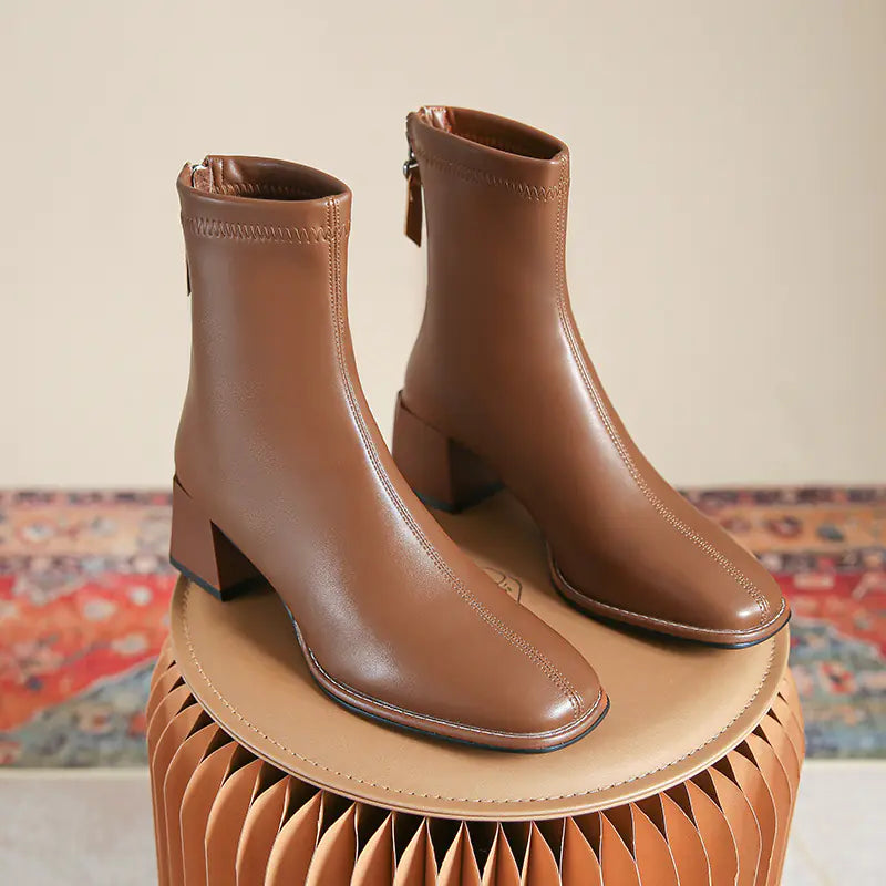 أحذية نسائية بكعب سميك ومقدمة مربعة من الجلد تصل إلى الكاحل