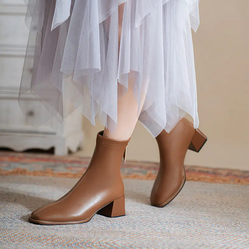 أحذية نسائية بكعب سميك ومقدمة مربعة من الجلد تصل إلى الكاحل